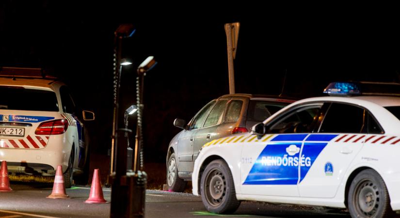 Kezdődik: felborult egy menekülő embercsempész autója Zalában