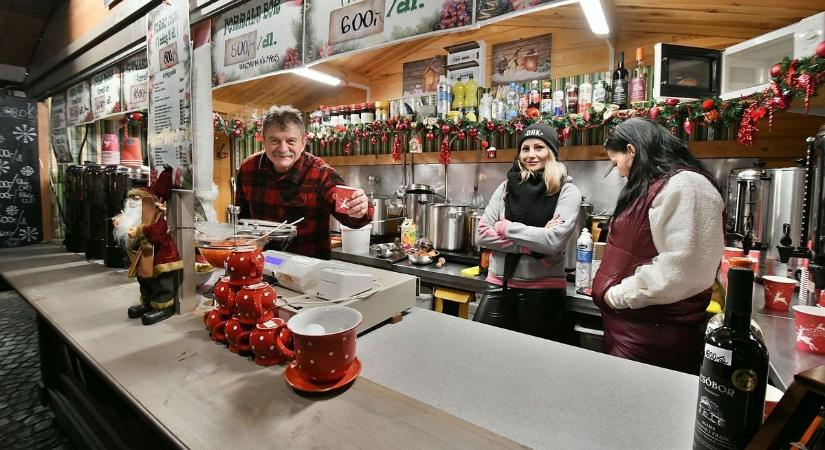 Licitharcon dőlt el az adventi vásár bódéinak sorsa