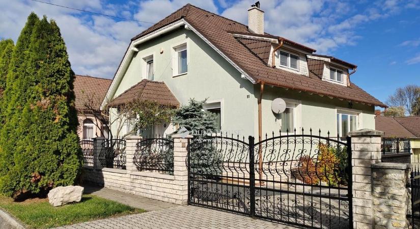 Ilyet is ritkán látni: nem akármivel árulják a devecseri luxusházat ( galéria)