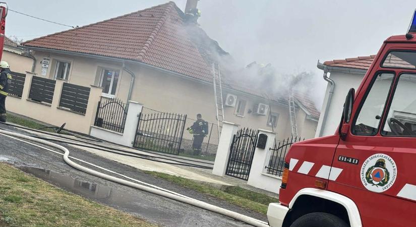 Pusztít a tűz Szentlőrincen: teljes terjedelmében ég az ingatlan (HELYSZÍNI FOTÓK)