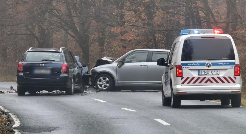 Frontális karambol történt Szombathely és Ják között - fotók