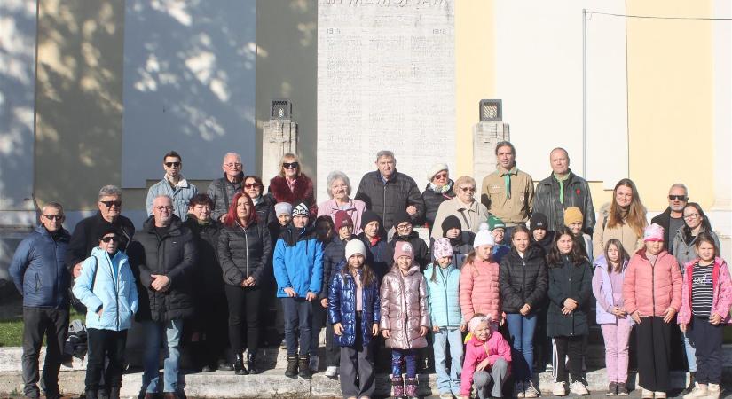 11-11-11-11: Gyertyagyújtás Rimaszombatban képeken