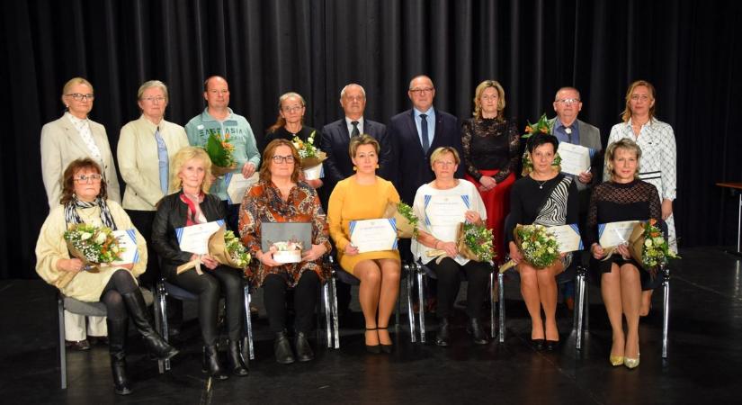 Megható pillanatok a zalai városban: 300 hős dolgozót ünnepeltek, akik nap mint nap másokon segítenek! (galéria)