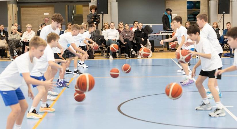 A ZTE amerikai kosarasai is beálltak a diákokhoz, így indult a sportnap a zalai iskolában (galéria, videó)