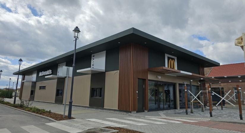 Ló járt az esztergomi McDonalds-ban  Videó
