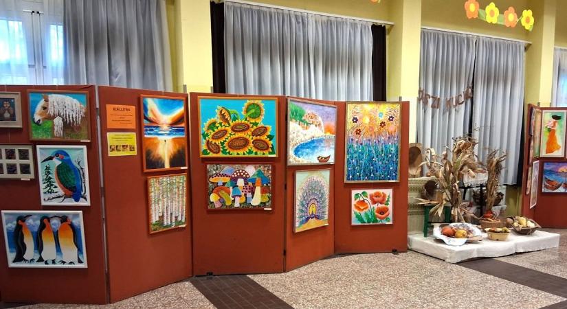 Színek és szeretet a Bolyaiban – varázslatos kiállítás nyílt a debreceni iskolában
