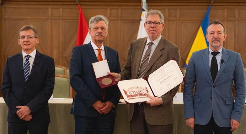 Debrecenben díjazták a tudóst, aki átírta az elhízásról alkotott képet