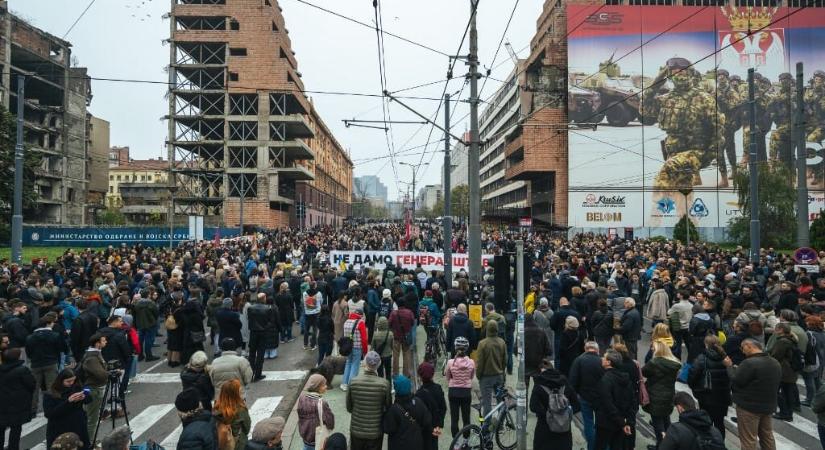 Ezrek tüntettek Belgrádban Trump vejének hotelberuházása ellen