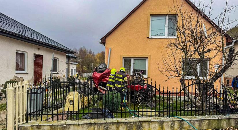 A ház előtti kiskertben landolt egy Peugeot Magyarsason