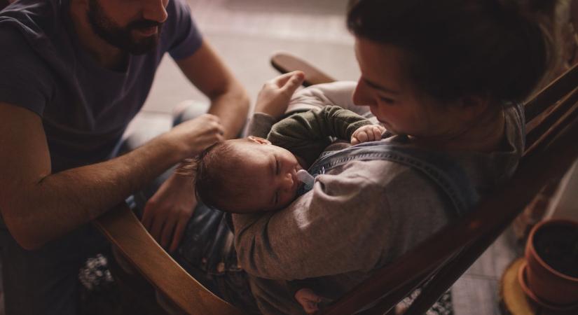 Csak színlelnek vagy tényleg nem ébrednek fel az apukák a babák sírására?