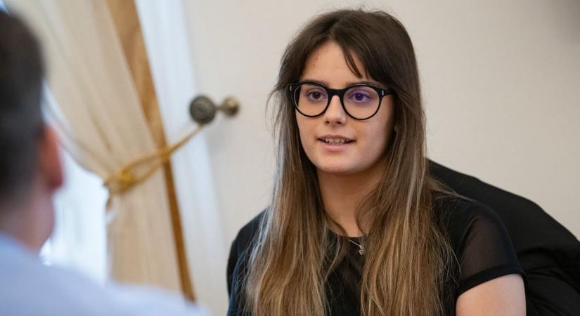 Cser-Palkovics András a városházán fogadta az ország legsikeresebb székesfehérvári női gokartversenyzőjét