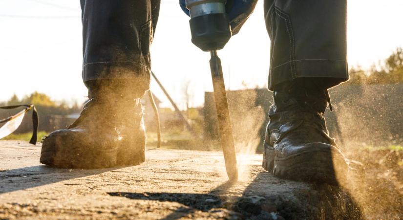 Hatalmas légkalapáccsal estek neki a vidéki városházának: eltűnt még a járda is