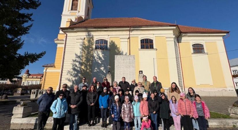 Gyertyagyújtás és főhajtás az első világháborúban elesett katonák emléke előtt