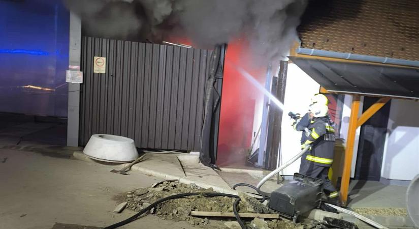 Konténer gyulladt ki hajnalban, két város tűzoltói siettek a lángok megfékezésére