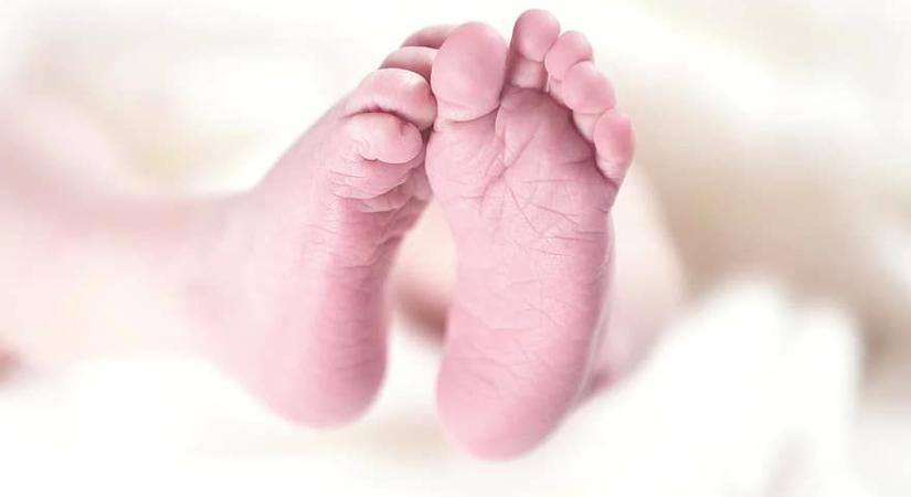 Elloptak, majd inkubátorban hagytak egy csecsemőt