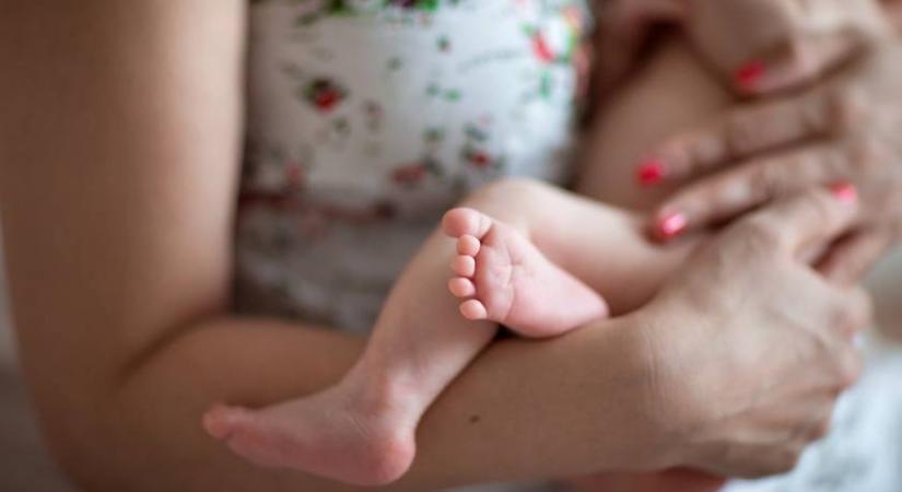 Újszülöttet rabolt egy nő Budapesten: parókában menekült a helyszínről