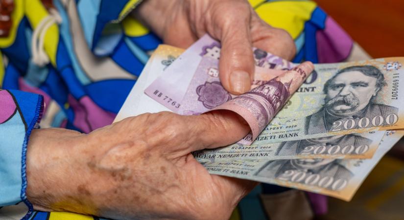 Óriási pénzösszeg zúdul ma a nyugdíjasokra – de ez még nem a 14. havi nyugdíj