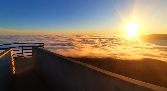 Ködpaplanos naplementékben gyönyörködhetünk hegycsúcsainkon