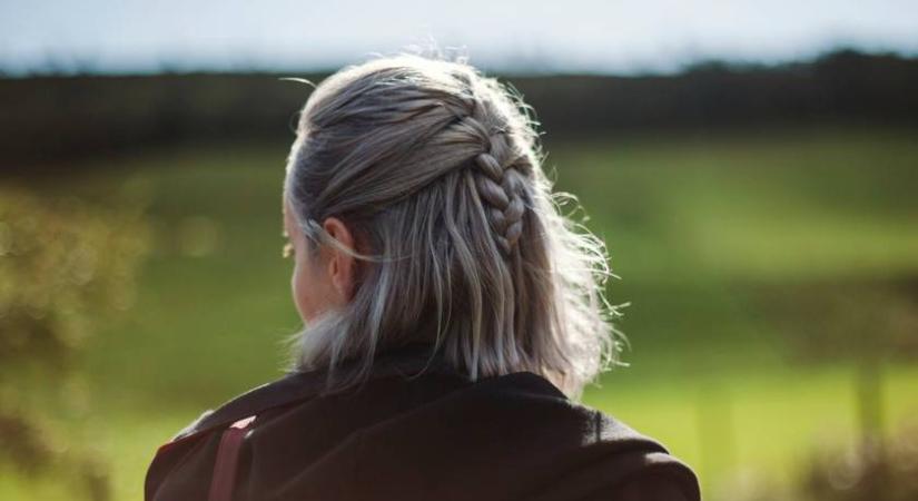 Az ősz haj ilyen gyönyörű is lehet: nőies és elegáns frizurák, amiket könnyű elkészíteni