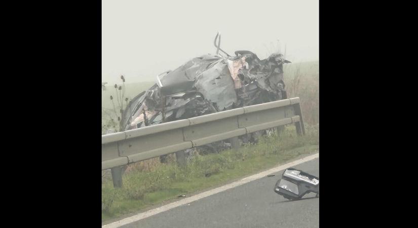 TRAGÉDIA: Felismerhetetlenségig összetört az autó, szörnyethalt a sofőr