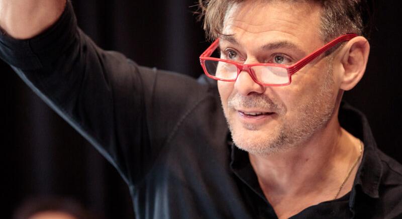 „14 év alatt alánk jött az élet” – Interjú Szikszai Rémusszal a Caligula helytartójáról