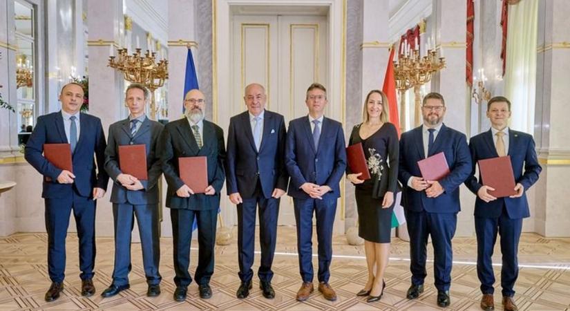 Tizenkét új professzorral erősödött a Debreceni Egyetem akadémiai közössége