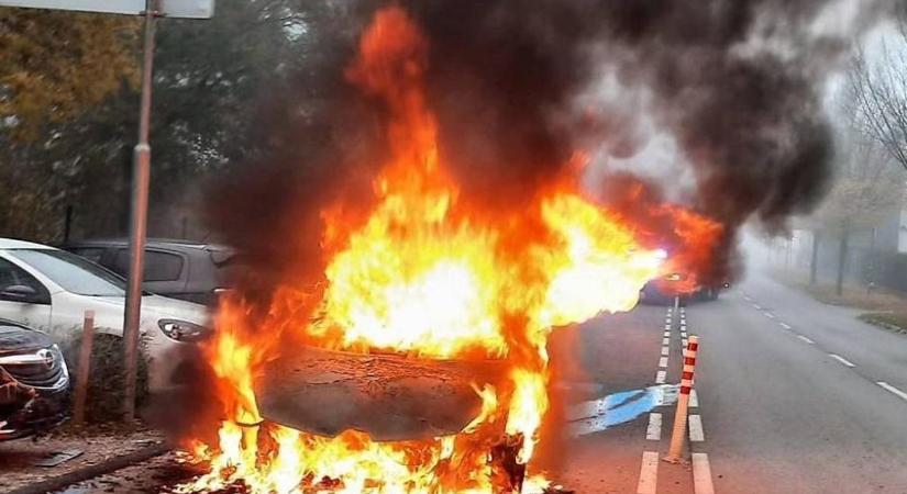 Szénné égett egy autó Burgerlandban - fotók