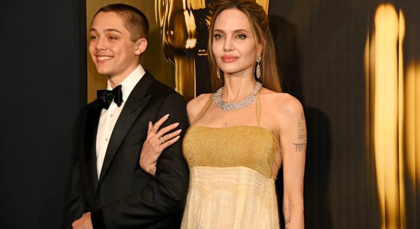Angelina Jolie és Brad Pitt fia pink hajú lett: a 17 éves Knoxról friss felvétel készült