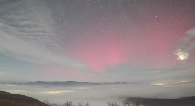 Tűzgömb villant a rózsaszín sarki fényben