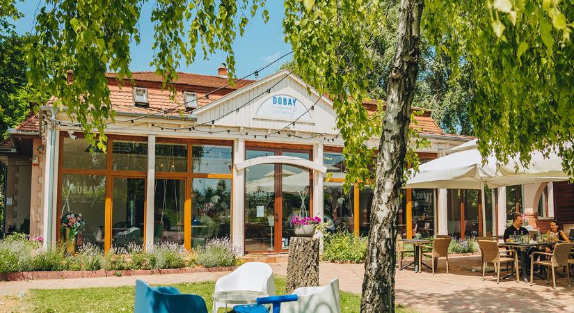 Közösségi tér francia eleganciával a Malonyai-kastély parkjában