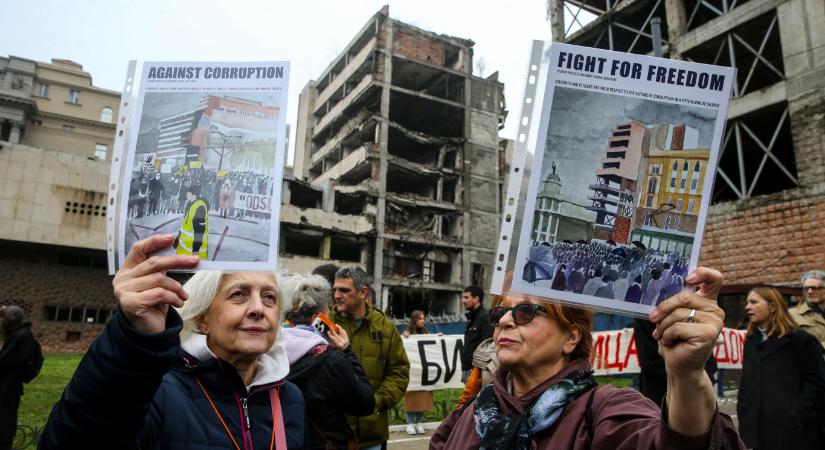 Több ezren tüntettek Belgrádban a jugoszláv hadsereg lebombázott központjának helyére tervezett Trump-hotel ellen