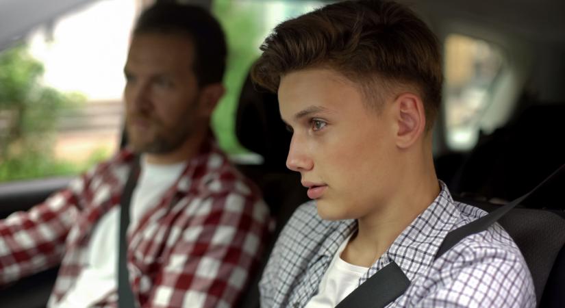 Súlyos árat fizethet, aki nem figyel erre vezetés közben: megütheti a bokáját!