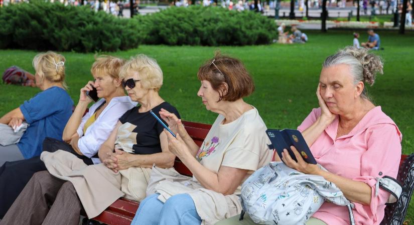 Belenőttünk egy új korba, most már a hatvanas éveit taposók is netfüggőek lettek