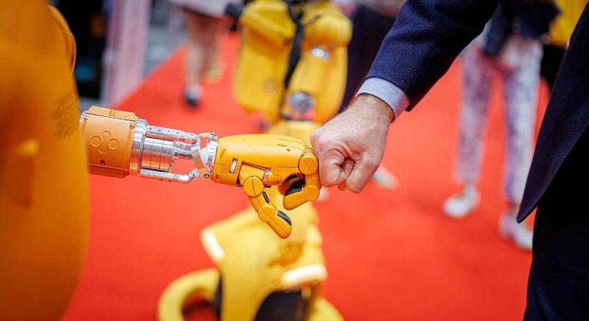 Leó pápa: Ismerjük fel a technológia romboló potenciálját, az emberi méltóság prioritás