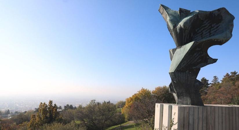 Fél évszázada őrködik a város felett az ikonikus pécsi szobor (GALÉRIA)