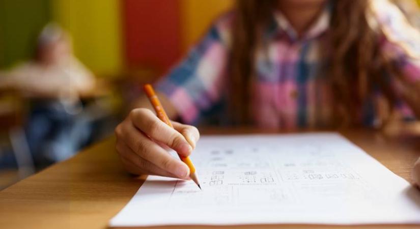 Megtagadhatja az iskola, hogy a hazavigye, lefotózza a dolgozatot a gyerek? – A jogszabály válasza