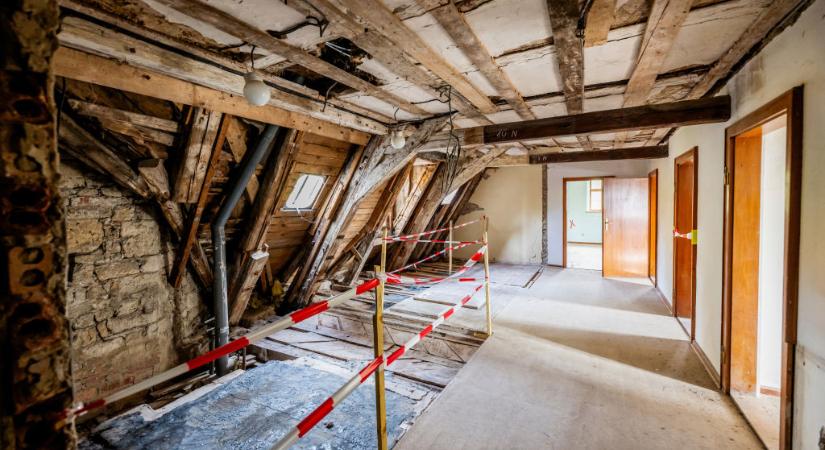 Házfelújítás közben döbbenetes dologra bukkantak a padláson