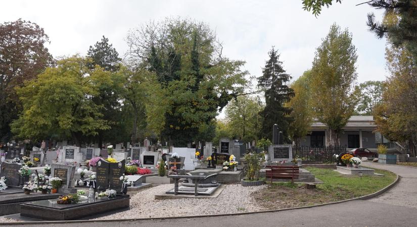 Felújítják a barokk keresztet a komáromi temetőben