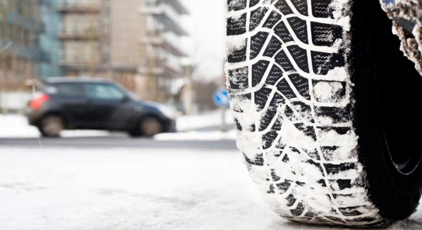 Ezekben a szomszédos országokban kötelező a téli gumi