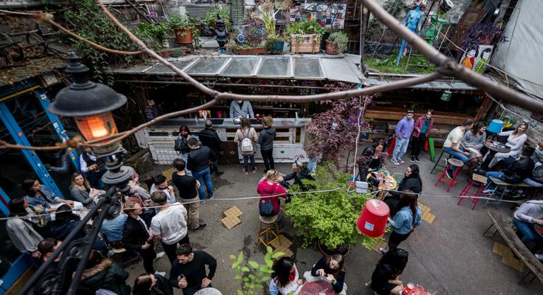 „Ez volt a leggyalázatosabb szavazás” – nem lesz kötelező éjféli záróra a bulinegyedben