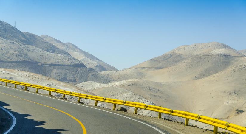 Szakadékba zuhant egy busz Peruban, legkevesebb 37-en meghaltak