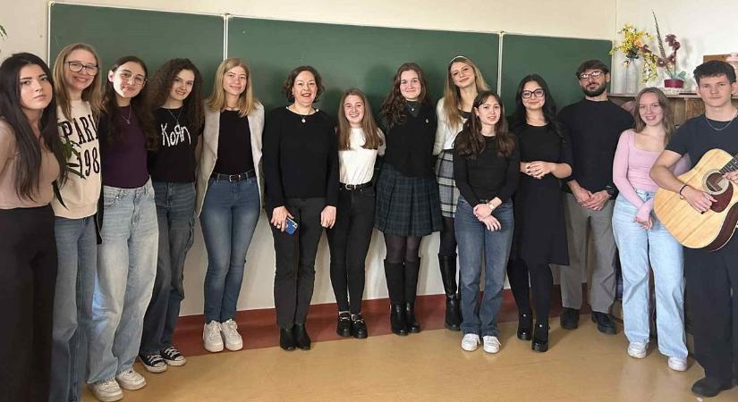 Francia vendégek a Petőfi Sándor Gimnáziumban: új távlatok a nemzetközi együttműködésben