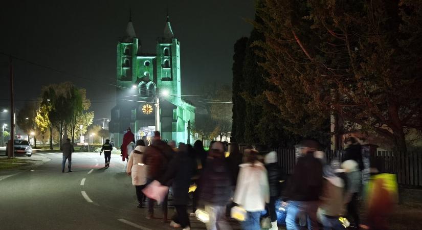 Több mint kétszázan vettek részt az első Márton-napi lámpás felvonuláson Gellében (FOTÓK, VIDEÓ)