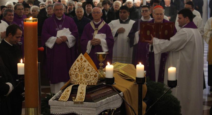 Végső nyugalomra helyezték Katona István egri segédpüspököt – fotókon, videón a szertartás