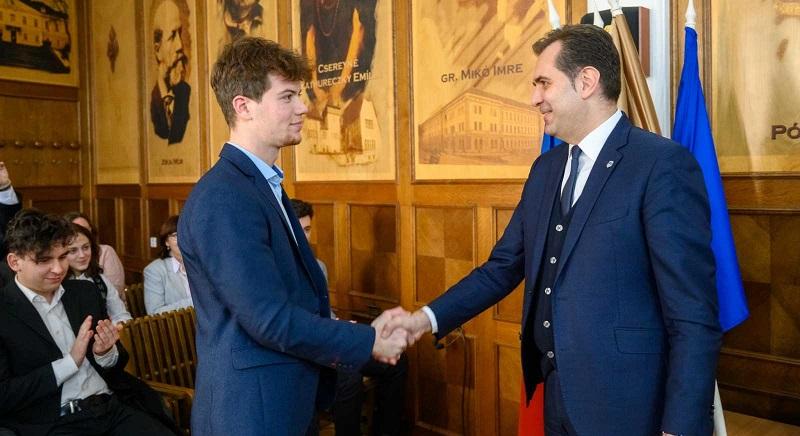 Sepsiszentgyörgy támogatja a tehetségeket: 5000 lejt kapnak a legjobb diákok