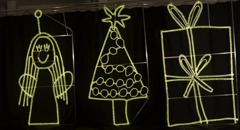 Prágai óvodások rajzaiból készítettek karácsonyi fénydekorációkat Prágában