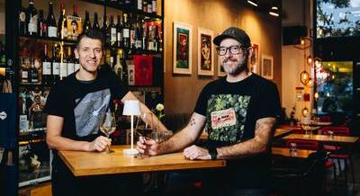 Életközepi válságból született a borbár, ahol a művészet legalább olyan fontos, mint a borok