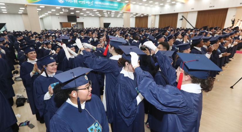 “Elsajátítottam a Jelenések könyvét”… Shincheonji 60,000 ballagót képzett