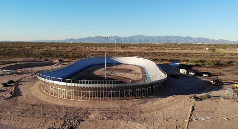 Alumíniumból építettek velodromot a sivatagban