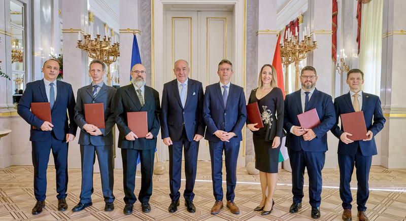 A Sándor palotában vették át kinevezésüket a Debreceni Egyetem új professzorai